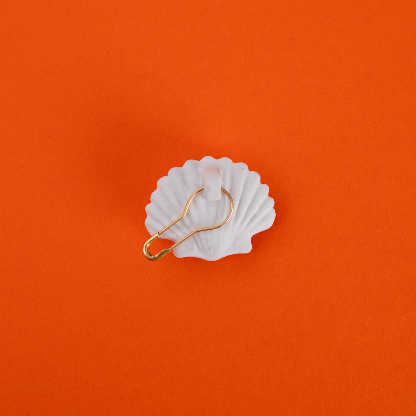 Dos d'une broche Coquille en porcelaine, fait main.