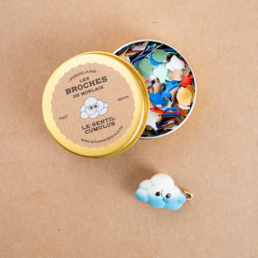 Broche Nuage en porcelaine, fait main avec dégradé de couleur bleu et boite dorée.